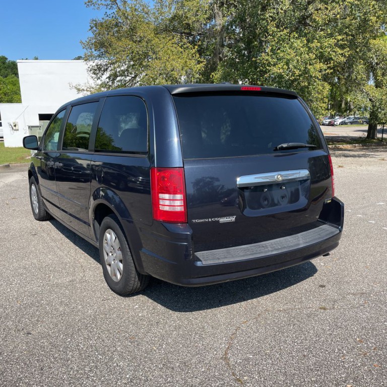 2008 Chrysler Town & Country Image 2