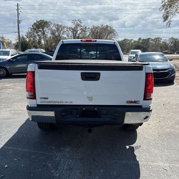 2011 GMC Sierra Image 2