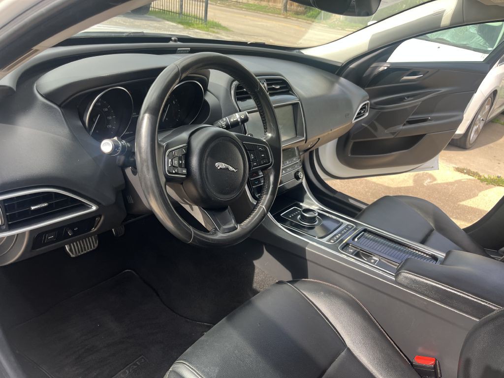 2019 Jaguar XE Image 7