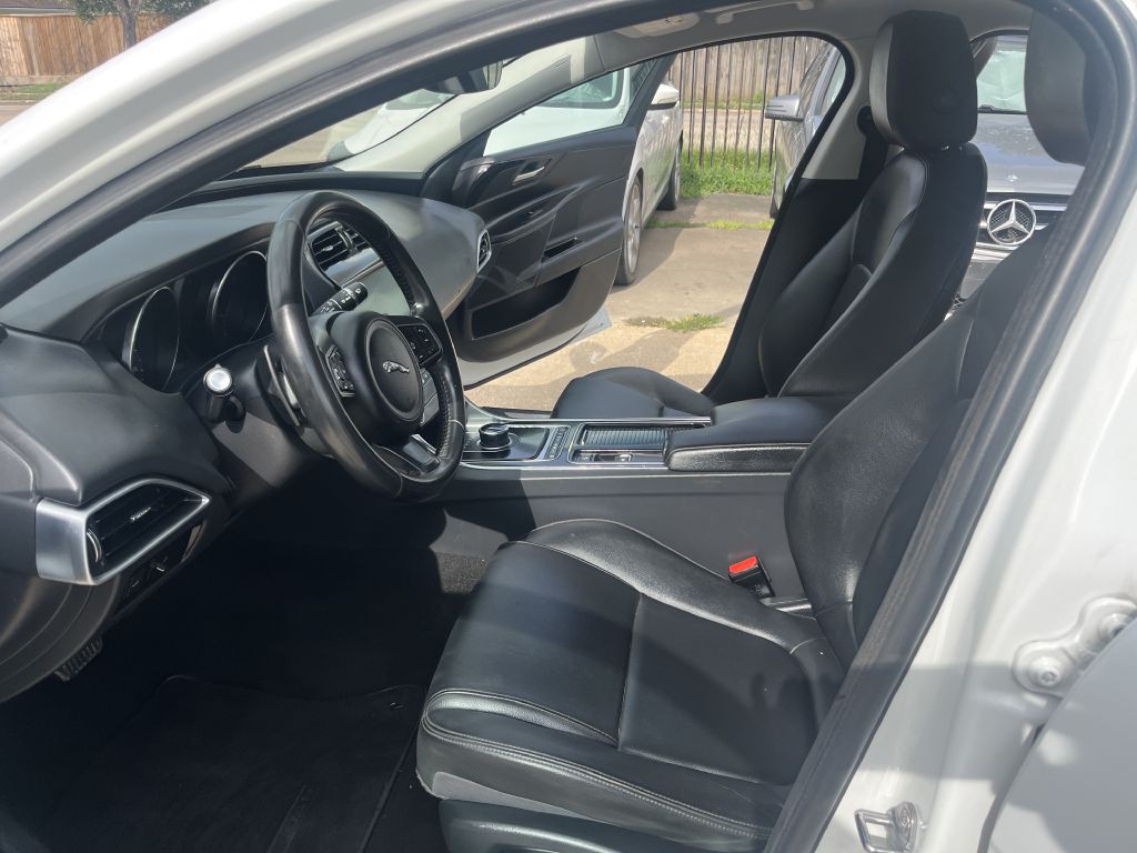 2019 Jaguar XE Image 9