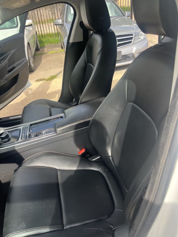 2019 Jaguar XE Image 12