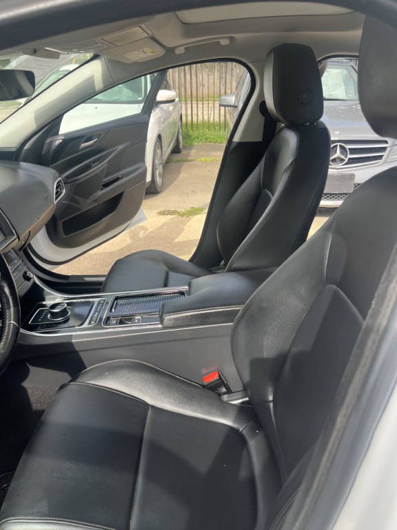 2019 Jaguar XE Image 13