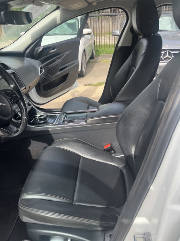 2019 Jaguar XE Image 14