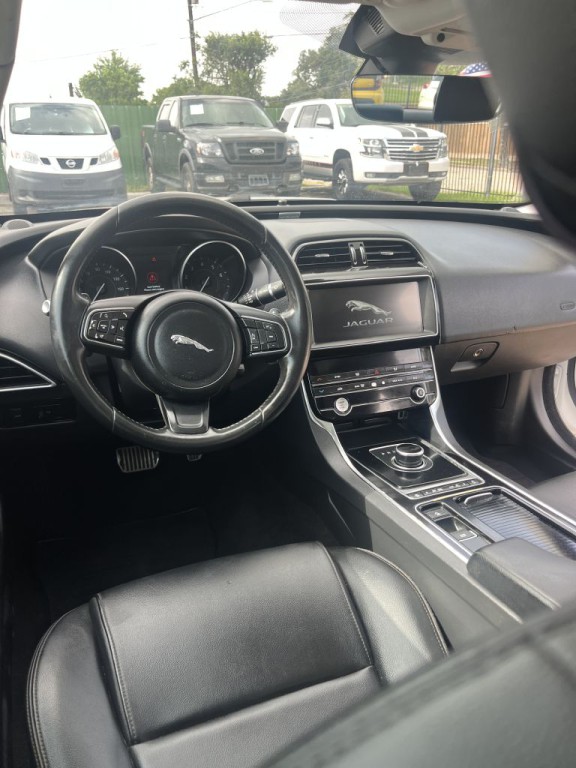 2019 Jaguar XE Image 15