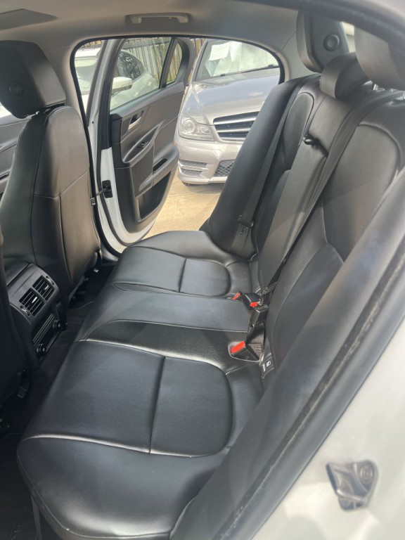 2019 Jaguar XE Image 17