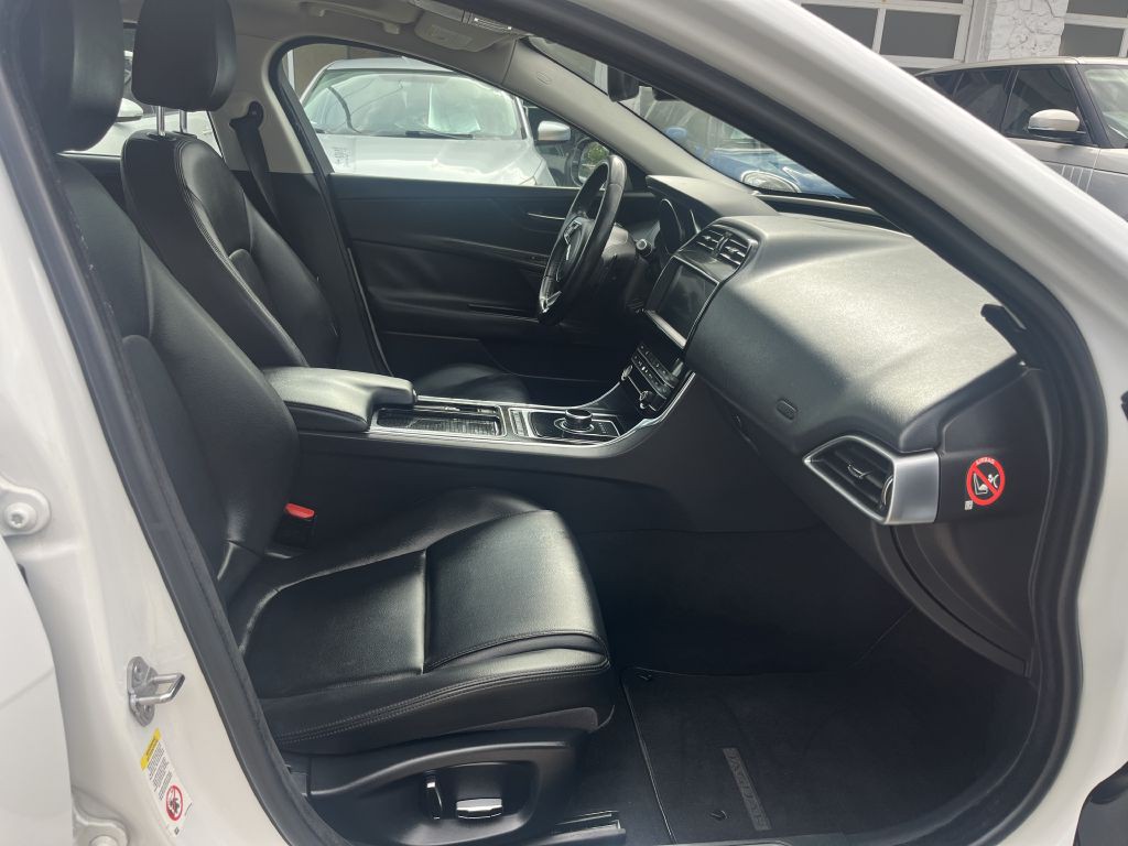 2019 Jaguar XE Image 19