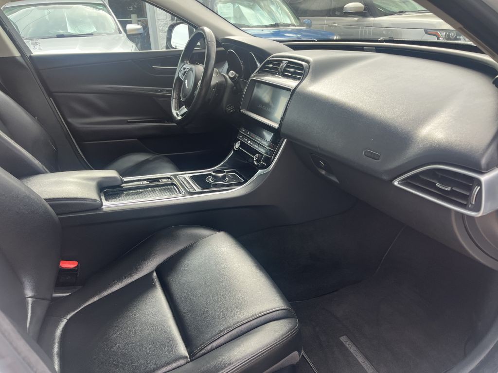 2019 Jaguar XE Image 20