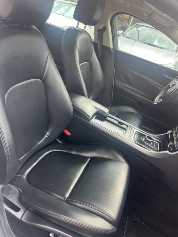 2019 Jaguar XE Image 21
