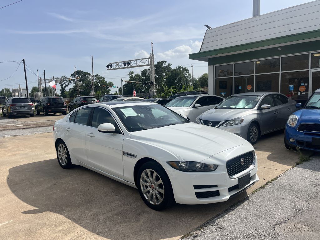 2019 Jaguar XE Image 32