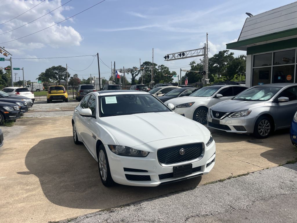 2019 Jaguar XE Image 3