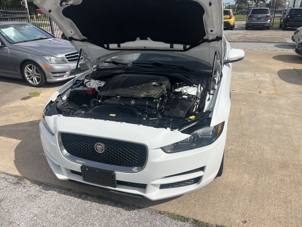 2019 Jaguar XE Image 5