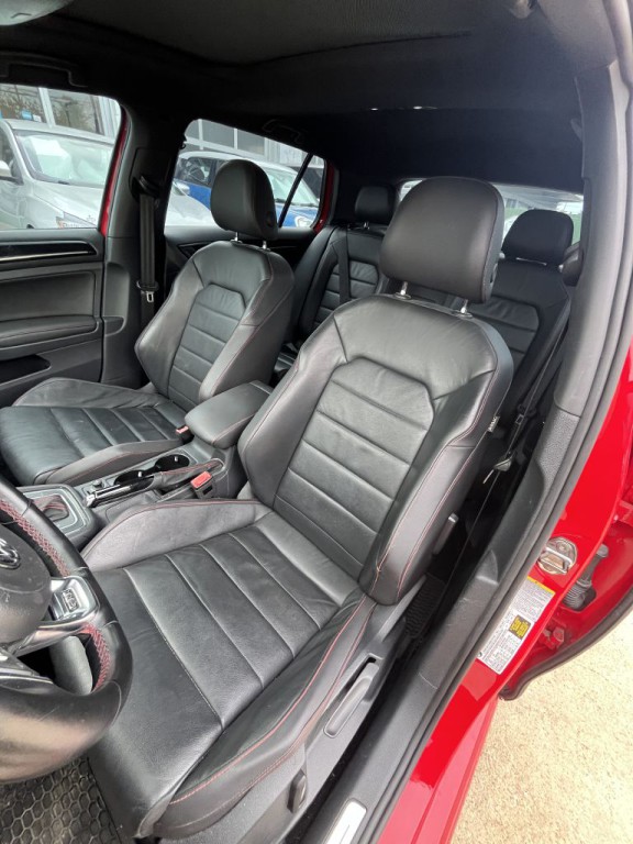 2015 Volkswagen GTI Image 32