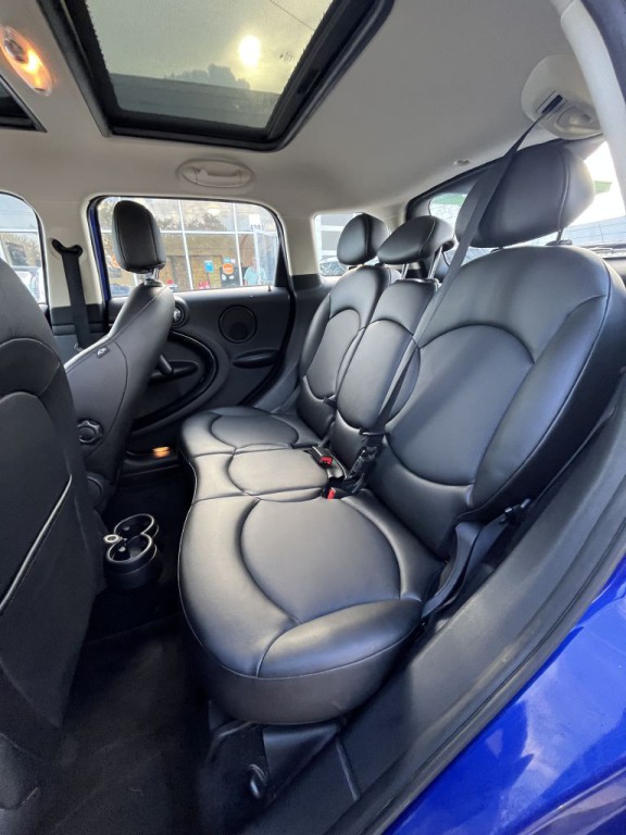 2015 MINI Cooper Image 17