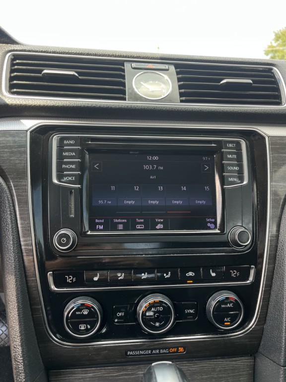 2016 Volkswagen Passat Image 24