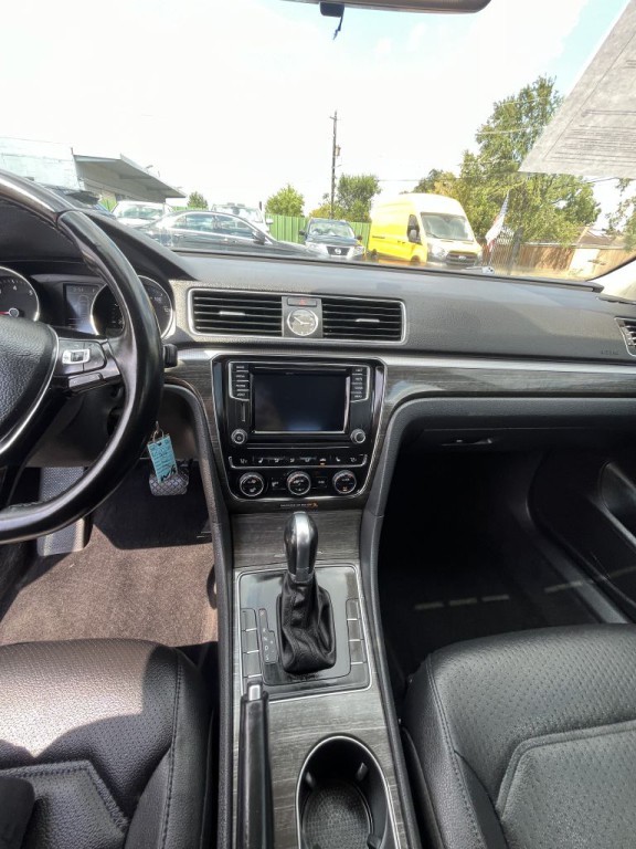 2016 Volkswagen Passat Image 25