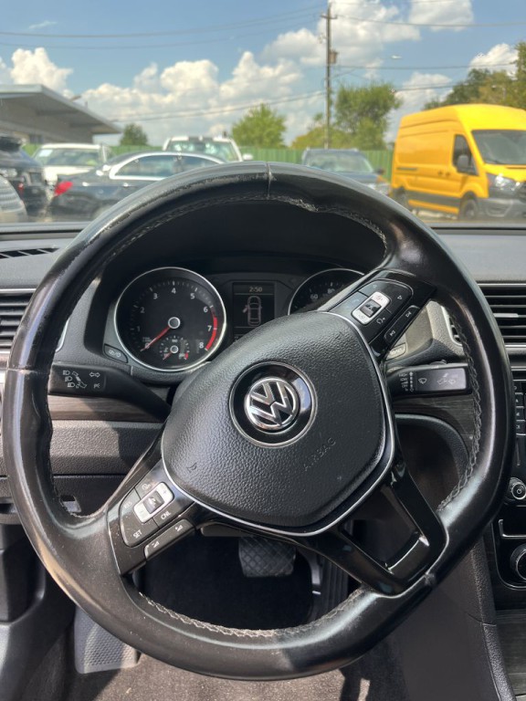 2016 Volkswagen Passat Image 28