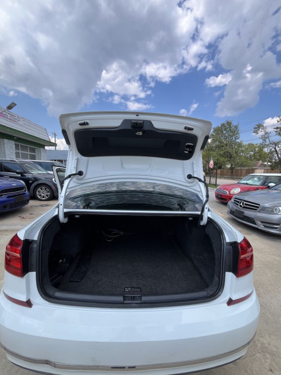 2016 Volkswagen Passat Image 33