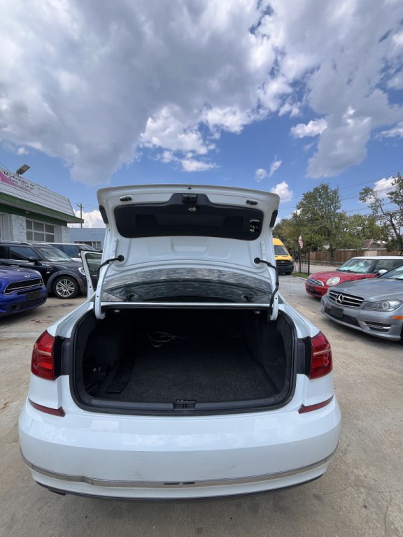 2016 Volkswagen Passat Image 34