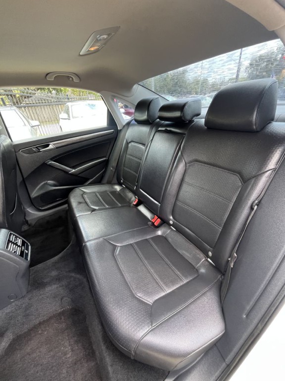 2016 Volkswagen Passat Image 35