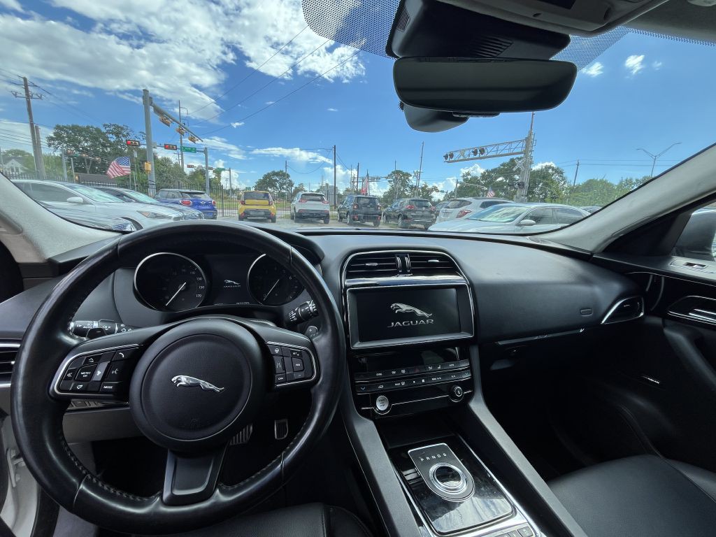 2019 Jaguar F-PACE Image 12