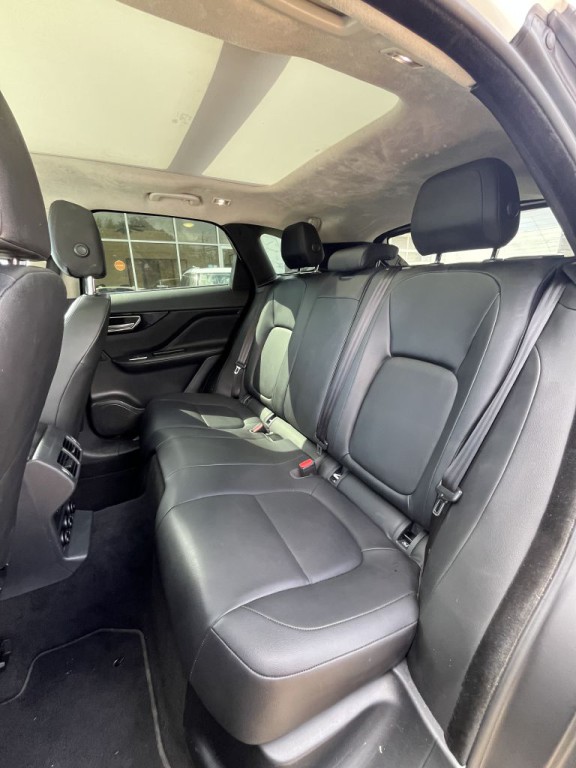 2019 Jaguar F-PACE Image 15