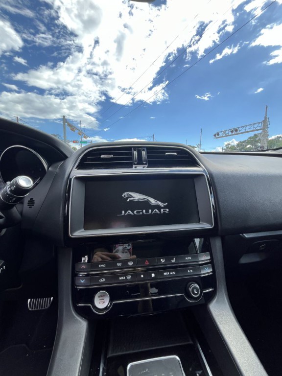 2019 Jaguar F-PACE Image 17