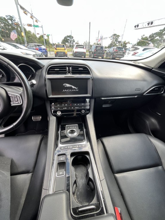 2019 Jaguar F-PACE Image 18