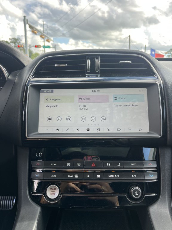 2019 Jaguar F-PACE Image 32