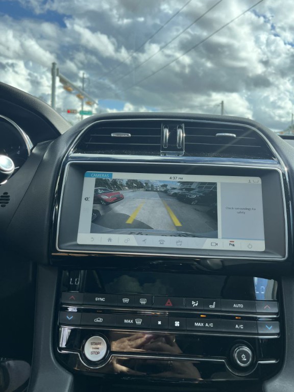 2019 Jaguar F-PACE Image 33