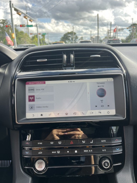 2019 Jaguar F-PACE Image 37