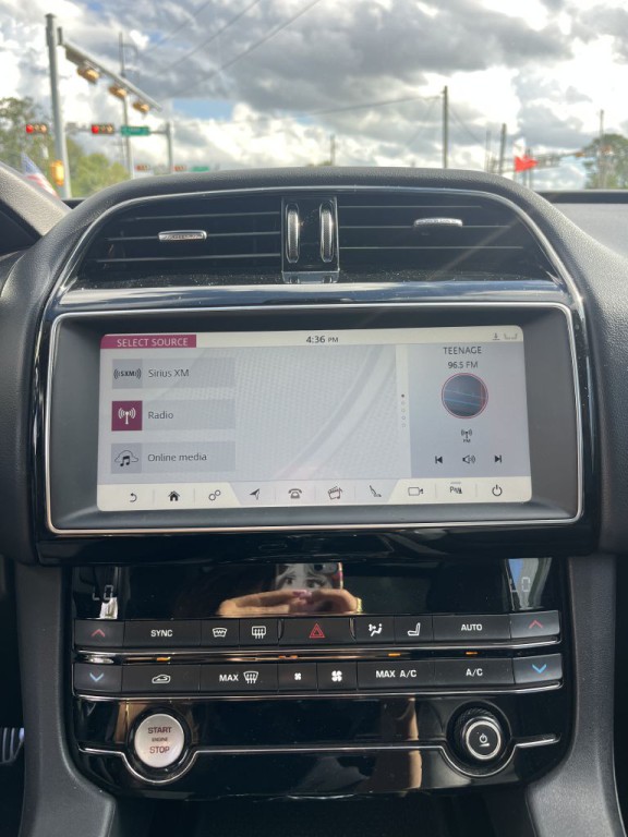 2019 Jaguar F-PACE Image 38