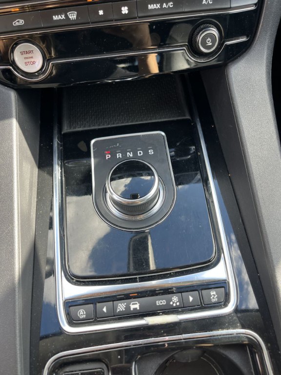 2019 Jaguar F-PACE Image 42