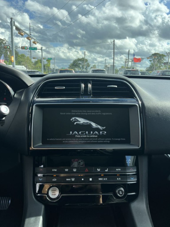 2019 Jaguar F-PACE Image 43