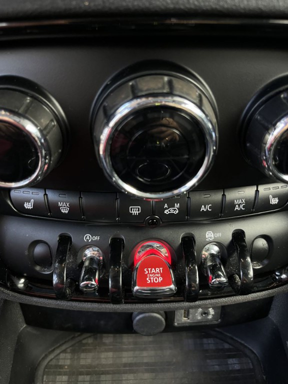 2016 MINI Cooper Image 26