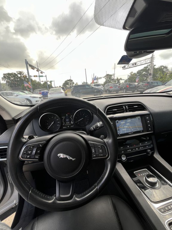 2017 Jaguar F-PACE Image 8