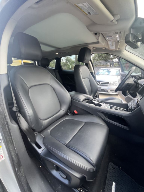 2017 Jaguar F-PACE Image 18