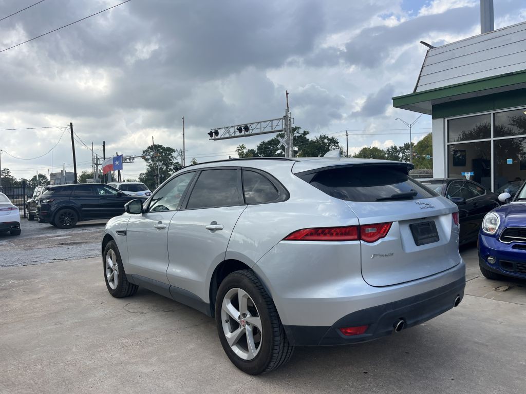 2017 Jaguar F-PACE Image 32