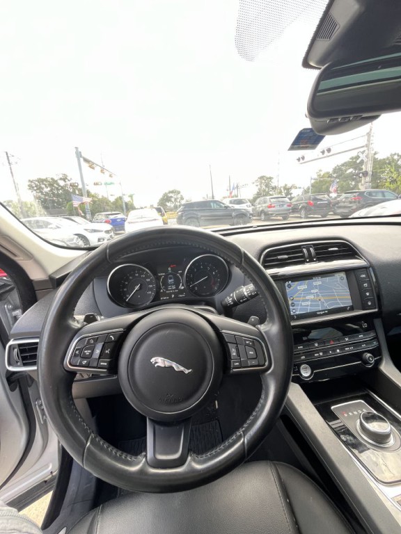 2017 Jaguar F-PACE Image 37