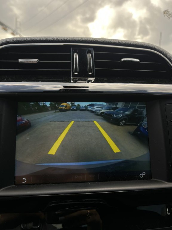 2017 Jaguar F-PACE Image 38