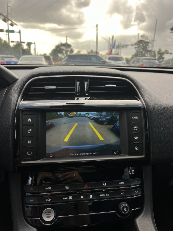 2017 Jaguar F-PACE Image 39