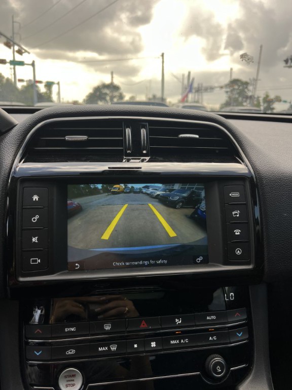 2017 Jaguar F-PACE Image 40