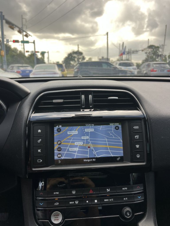 2017 Jaguar F-PACE Image 41