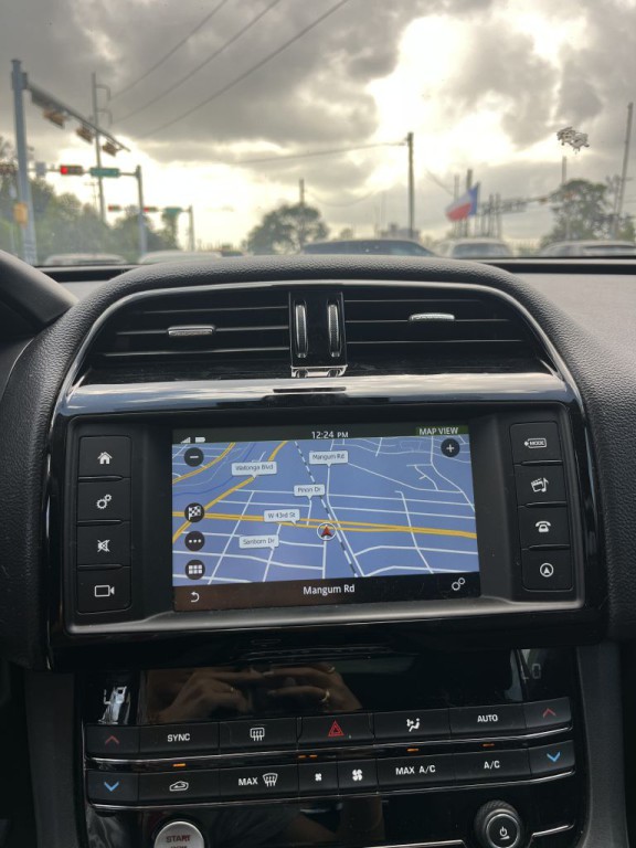 2017 Jaguar F-PACE Image 42