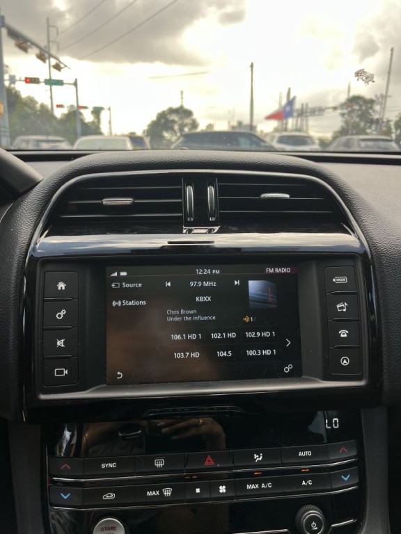 2017 Jaguar F-PACE Image 43