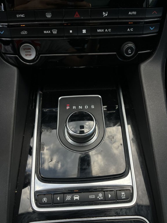 2017 Jaguar F-PACE Image 45