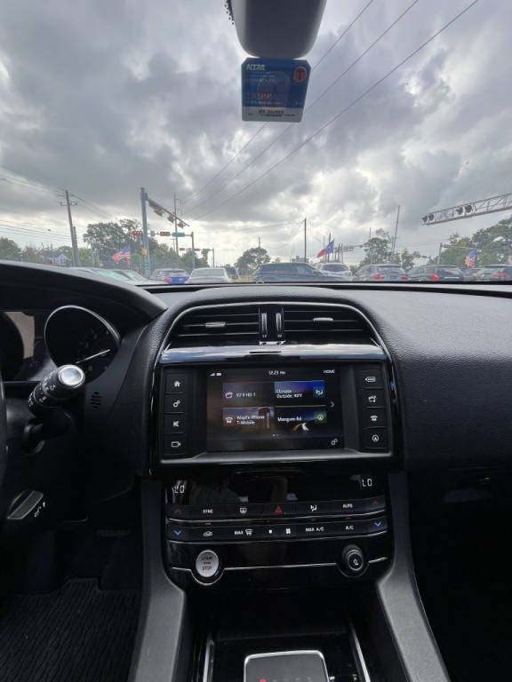 2017 Jaguar F-PACE Image 46