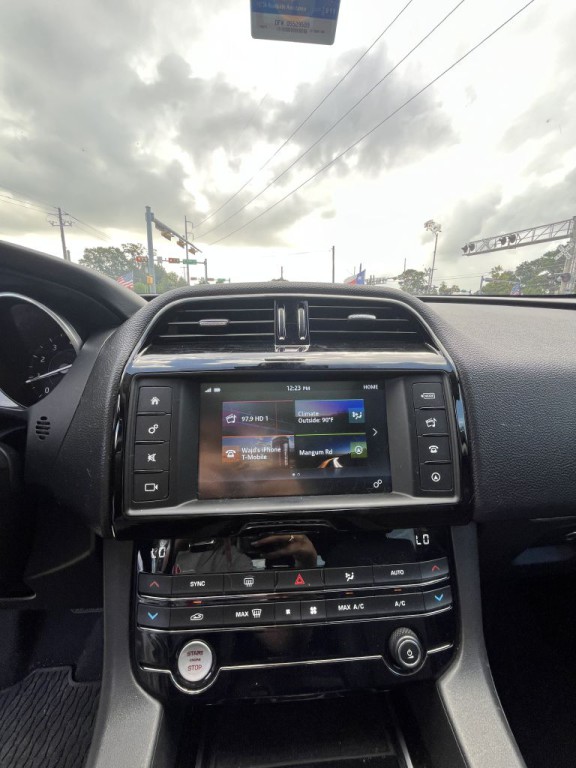 2017 Jaguar F-PACE Image 47