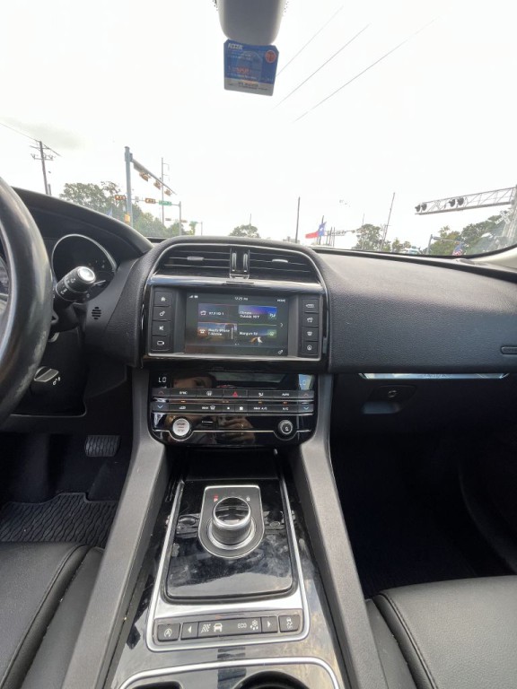 2017 Jaguar F-PACE Image 48