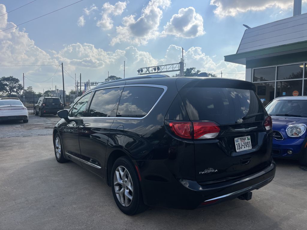 2017 Chrysler Pacifica Image 2