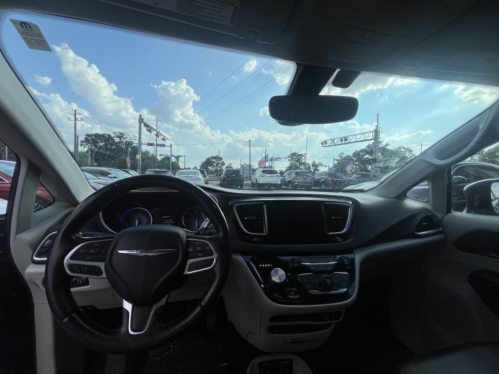 2017 Chrysler Pacifica Image 4